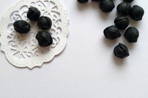 Черные бутоны из полимерной глины
