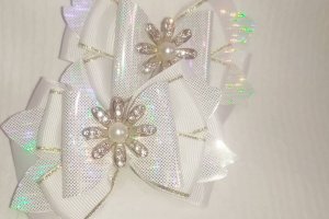 Нежные белые бантики с эко кожи и репсовой лентой на зажимах - Описание