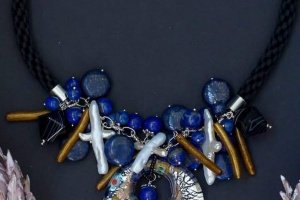 Дизайнерское украшение  из натуральных камней с подвесом  - Описание