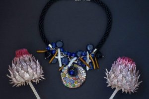 Дизайнерское украшение  из натуральных камней с подвесом  - Описание