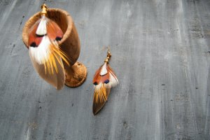 Серьги с перьями Художник - Описание