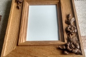 Деревянная фоторамка с резным декором, ручная работа - Описание