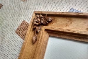 Деревянная фоторамка с резным декором, ручная работа - Описание
