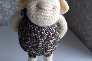 Вязаная игрушка овечка Кудряшка Сью.