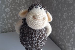 Вязаная игрушка овечка Кудряшка Сью. - Описание