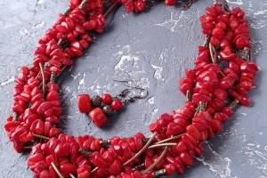Пишне семирядне намисто і сережки з натуральних коралів - Опис