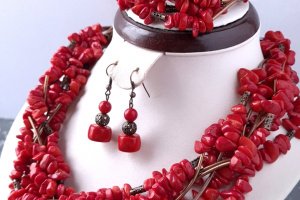 Пишне семирядне намисто і сережки з натуральних коралів - Опис