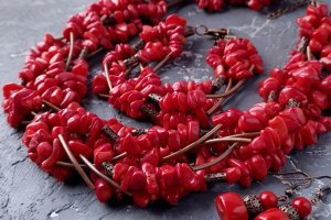 Пишне семирядне намисто і сережки з натуральних коралів - Опис