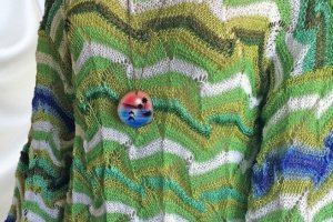 Весняно-літній джемпер Міссоні з дерев'яним кулоном - Опис