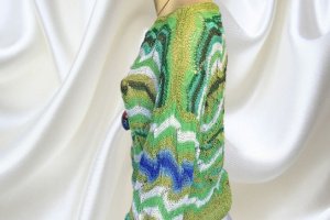 Весняно-літній джемпер Міссоні з дерев'яним кулоном - Опис