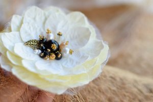 Квітка брошка біла, квітка айворі, заколка ,весілля, подарок - Опис