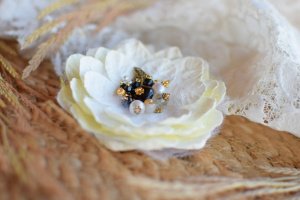 Квітка брошка біла, квітка айворі, заколка ,весілля, подарок - Опис