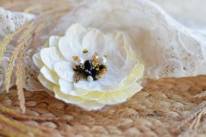 Квітка брошка біла, квітка айворі, заколка ,весілля, подарок - Опис