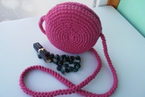 Сумка кругла рожева з довгою ручкою