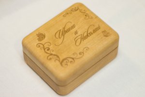 Персонализированный футляр для колец из массива дерева - Описание