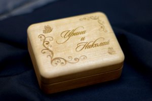 Персонализированный футляр для колец из массива дерева - Описание