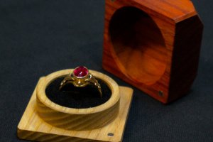 Персонализированный футляр для колец из красного дерева - Описание