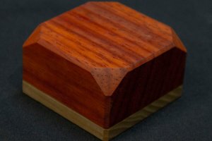 Персонализированный футляр для колец из красного дерева - Описание
