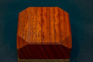 Персонализированный футляр для колец из красного дерева - Описание