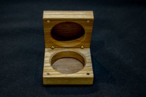 Персонализированный футляр для колец из американского ореха - Описание