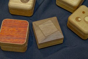 Персонализированный футляр для колец из американского ореха - Описание