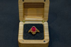 Персоналізований футляр для кілець з інкрустацією - Опис