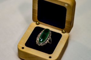 Персонализированный деревянный футляр для колец из бука  - Описание
