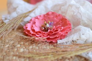 Брошь цветок коралловая, розовый цветок заколка, подарок - Описание
