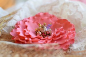 Брошь цветок коралловая, розовый цветок заколка, подарок - Описание