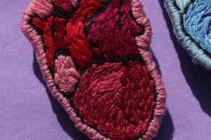 Брошь вышитое сердце / два цвета / сердце гладь / вышивка - Описание