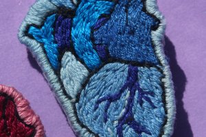 Брошь вышитое сердце / два цвета / сердце гладь / вышивка - Описание