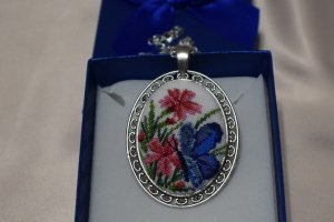 Кулон з мікровишівкой "Дністровські схили" - Опис