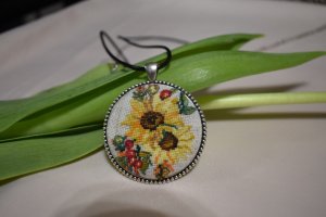 Работа Кулон с микровышивкой "Подсолнух"