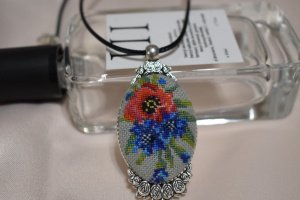 Работа Кулон с микровышивкой "Полевые цветы"