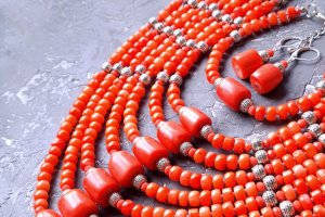 Комплект украшений из натуральных кораллов под старинное этно - Описание