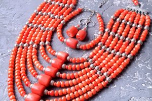 Комплект украшений из натуральных кораллов под старинное этно - Описание