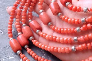 Комплект украшений из натуральных кораллов под старинное этно - Описание