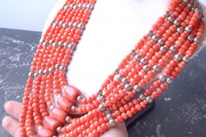 Комплект украшений из натуральных кораллов под старинное этно - Описание