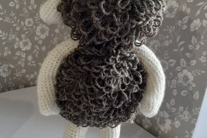 Вязаная игрушка овца Эсмеральда - Описание