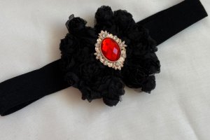 Повязка меньше черный бант.
