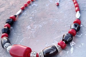 Розкішне кольє з величезним натуральним коралом та агатами - Опис