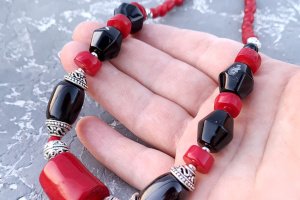 Розкішне кольє з величезним натуральним коралом та агатами - Опис