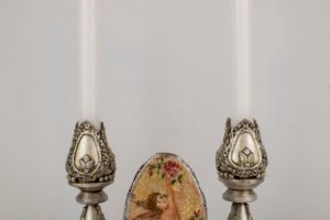 Декоративный набор из интерьерной украшения и подсвечников - Описание