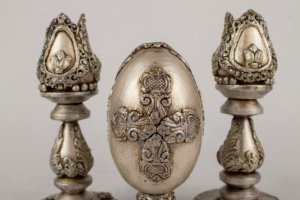 Декоративный набор из интерьерной украшения и подсвечников - Описание