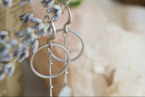 Классические круглые серьги с лунным камнем - Описание