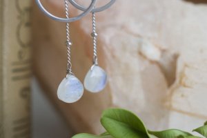 Классические круглые серьги с лунным камнем - Описание