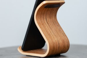 Деревянная подставка для телефона • Sign • Daniellia - Описание