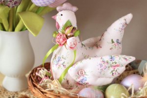 Курочка великодня ніжно-рожева - Опис