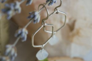 Срібні сережки крапля з кристалами місячного каменю - Опис