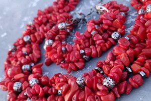 Комплект из натуральных кораллов пышное ожерелье и браслет - Описание